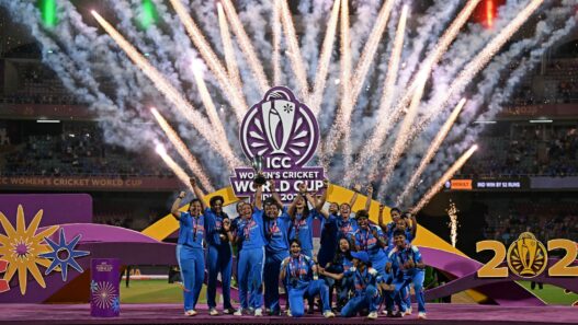 indian woman team lifting trophy